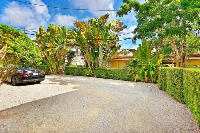 Building Photo - 219 Menores Ave