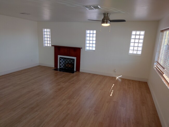 Living room - 5946 W Myrtle Ave