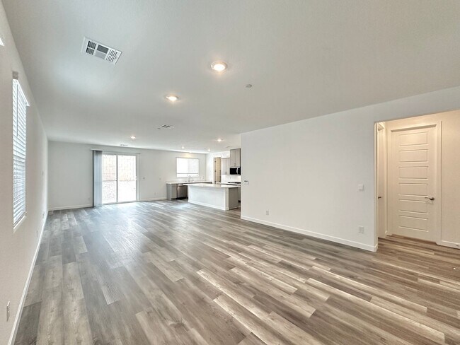 Building Photo - 563 Mountain Robin Ave
