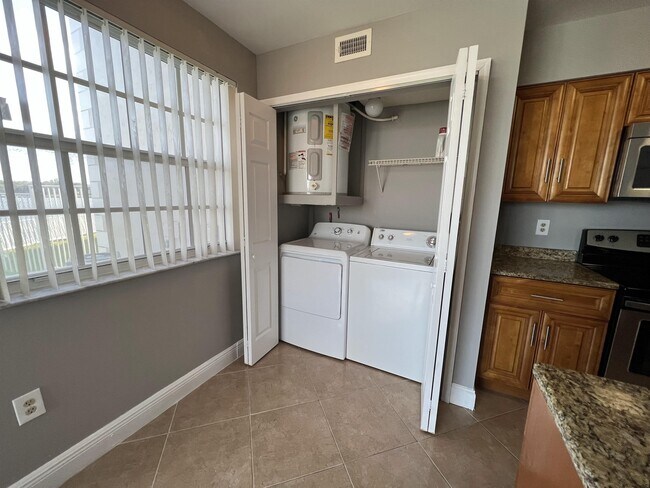 Foto del edificio - 2871 N Oakland Forest Dr