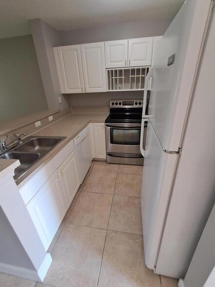 Foto del edificio - 2702 Lakeview Dr W