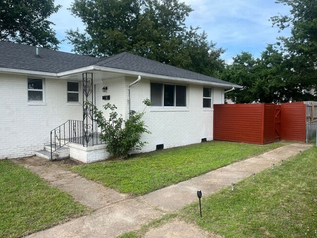 Building Photo - Charming 2BR Duplex in Norfolk  (Very Larg...