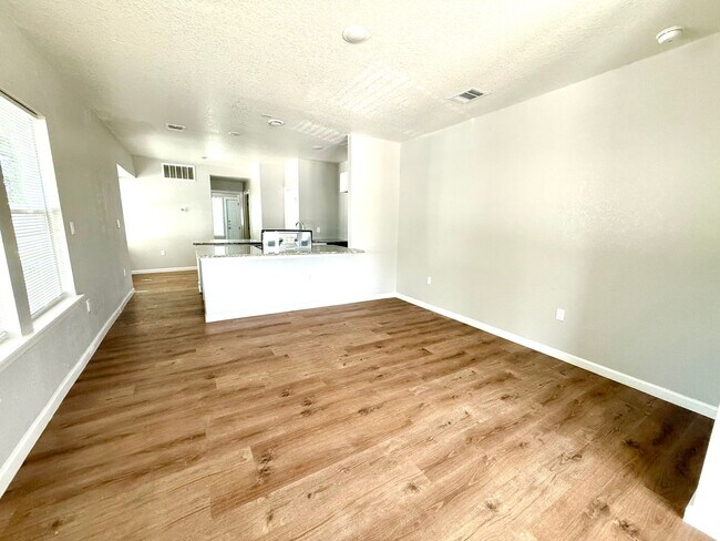 Foto del edificio - 2422 W Commerce St