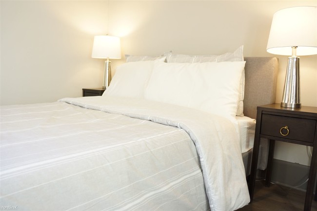 Building Photo - 4 br, 2 bath Townhome - 2310 Summit St