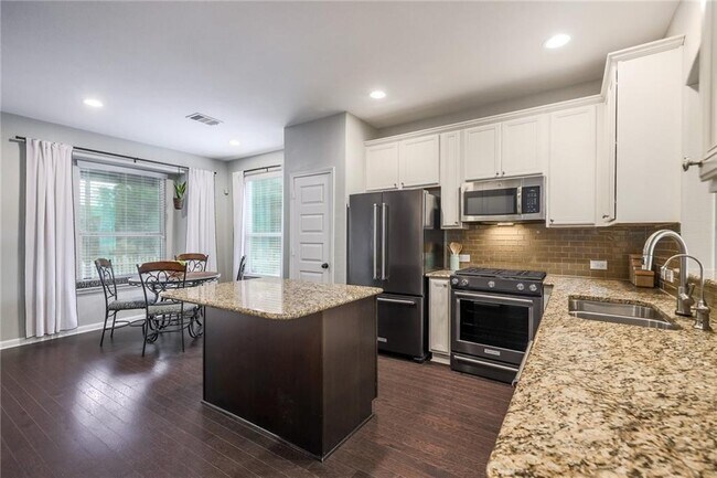 Building Photo - 529 Trinity Bend