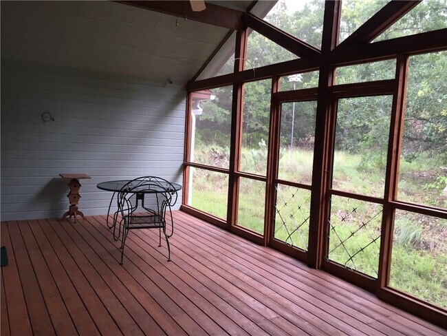 Foto del edificio - 109 Simpson Ave