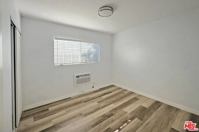 Foto del edificio - 877 W Wilson St