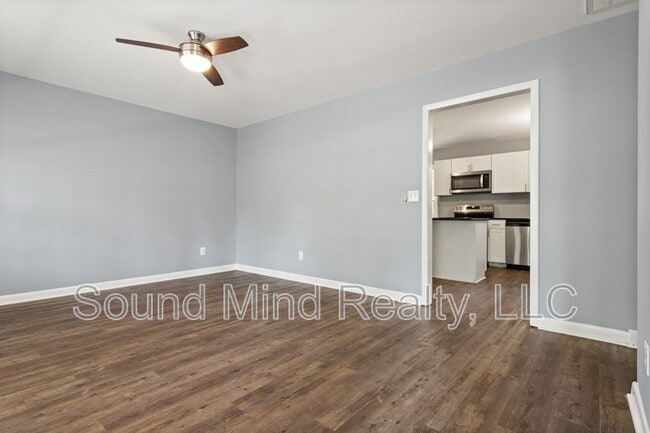 Building Photo - 305 Golf Course Dr