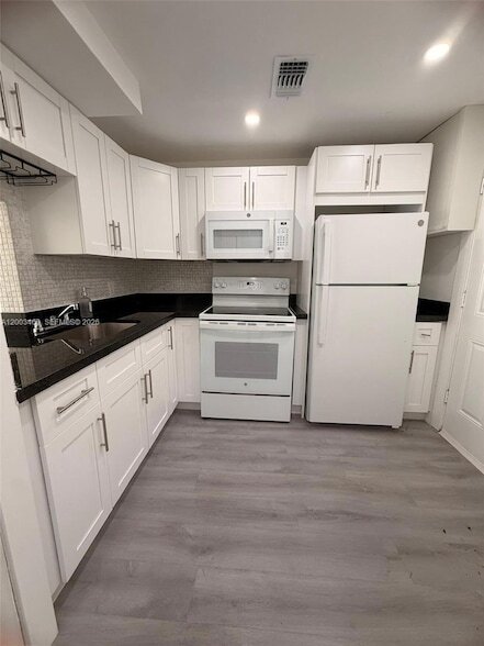 Building Photo - 20111 NE 27th Ct