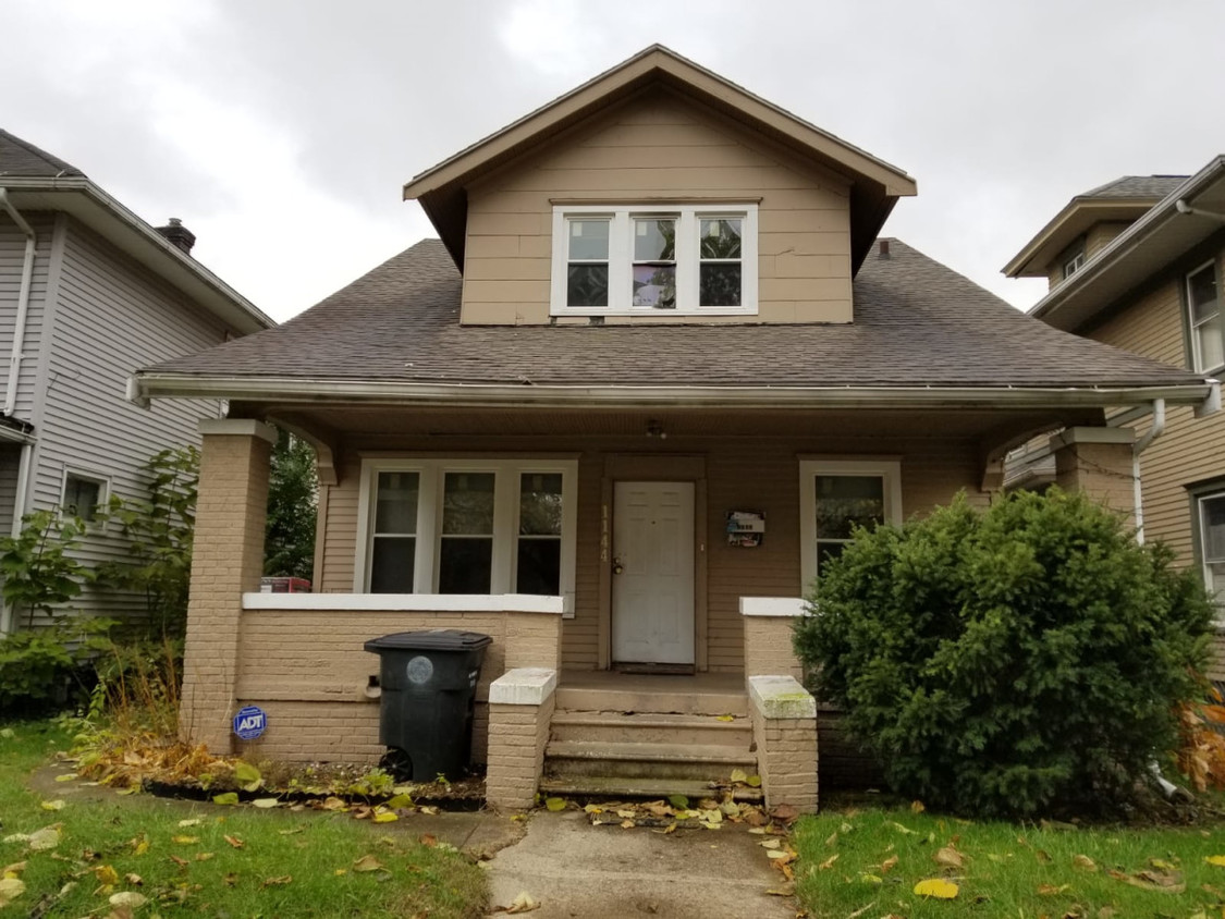 Primary Photo - 1144 w Jefferson Blvd