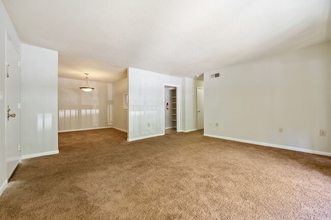 Building Photo - 3 bedroom, 2 bath in Bolinwood!