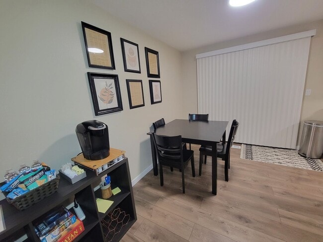 Building Photo - Newly Renovated Townhouse - Pet Friendly!!