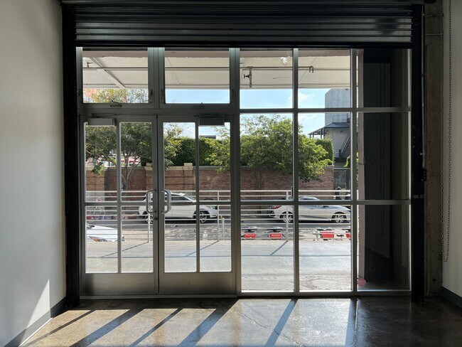 Foto del edificio - Toy Factory