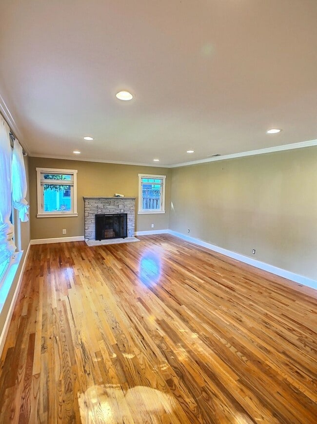 Building Photo - Charming Home for Rent in Naglee Park