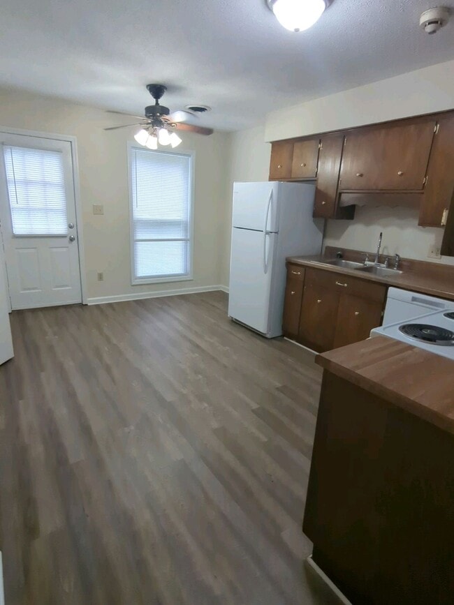 Building Photo - 1032 Brookview Dr