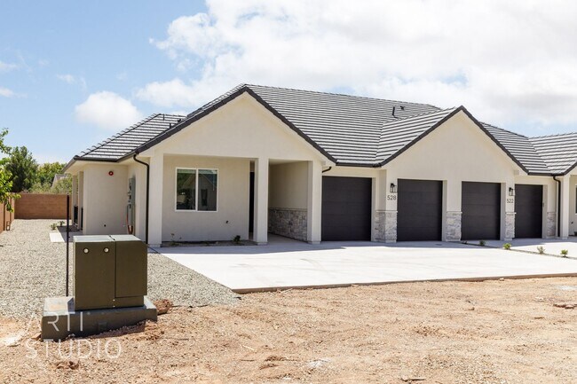 Foto del edificio - Brand New 3 Bed / 2 Bath Duplex – Modern L...