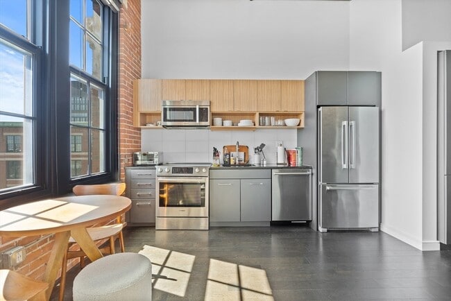 Building Photo - 319 A St