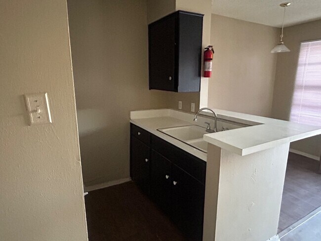 Foto del edificio - 1900 W 9th St