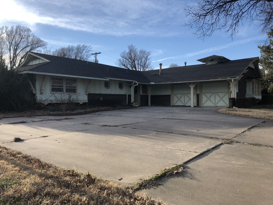 649 N Stratford Ln, Wichita, KS 67206 House for Rent in Wichita, KS