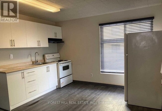 Photo du bâtiment - 1641 Victoria Park Ave