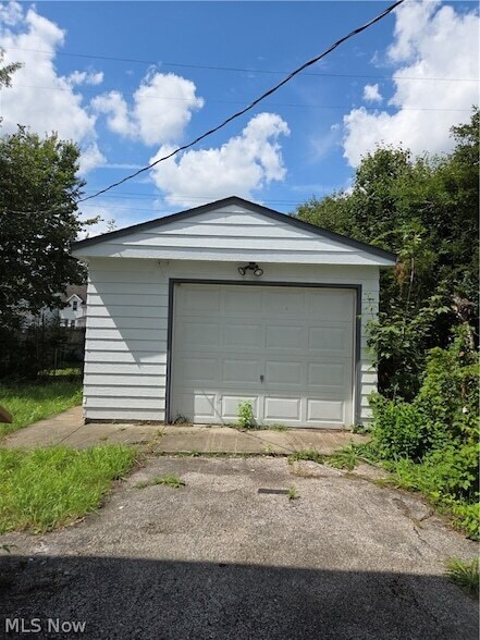 Building Photo - 3618 E 105th St