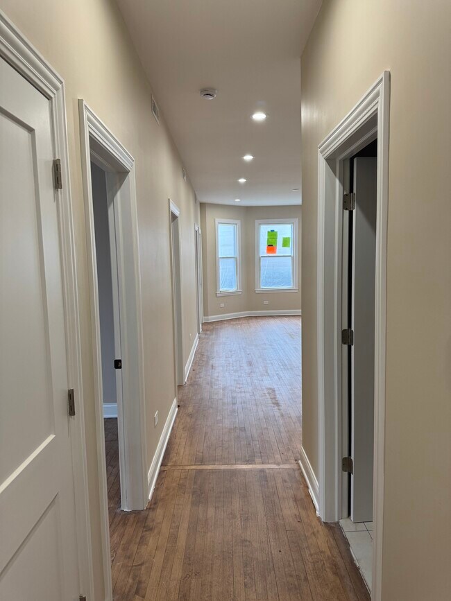 Baño a la izquierda y segunda habitación a la derecha. - 5335 W 23rd Pl