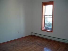 En el interior, vista al - 101A W 136th St