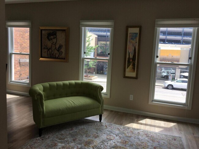 Foto del edificio - 330 S Main St