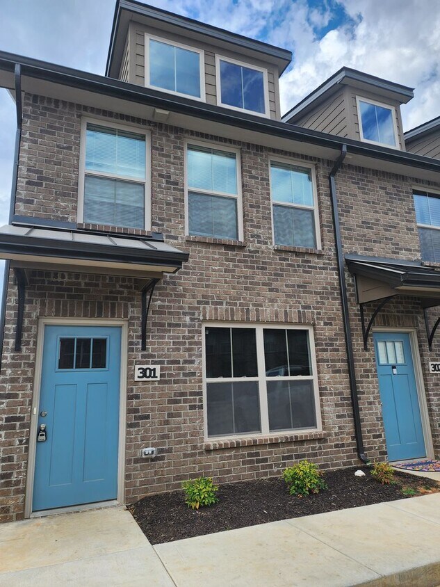 Foto principal - 3 Bedroom 3 Bath End Unit Townhome