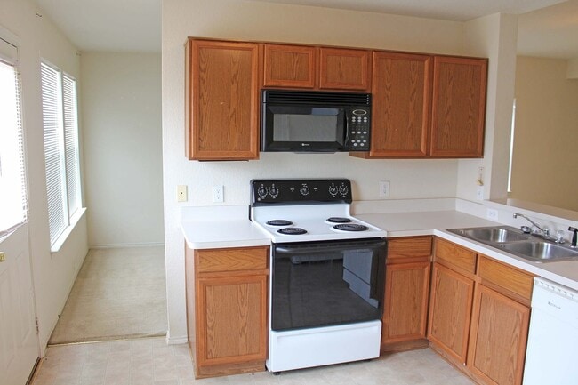 Building Photo - Lovely 3 BR 2 BA Home for Lease in Cross Oak Ranch Addition