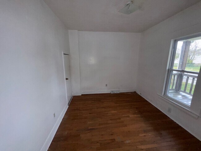 Building Photo - Charming 3-Bedroom Property in Prime Location ( SECTION 8 VOUCHERS ACCEPTED)