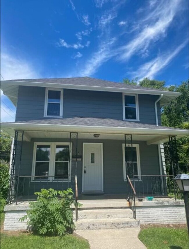 Building Photo - Huge 4 bed 2 bath 2 story
