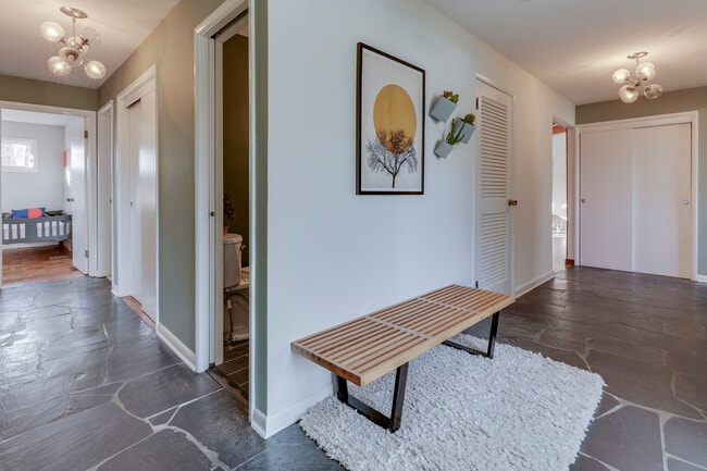 Foto del edificio - 111 McClellan Rd