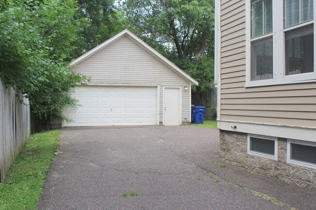 Building Photo - Single Family Home Rich in History - Great...
