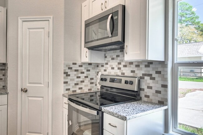 Building Photo - 9812 Arbor Oak