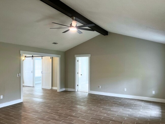 Building Photo - Spacious 4 Bedroom Home with Flex Room & S...