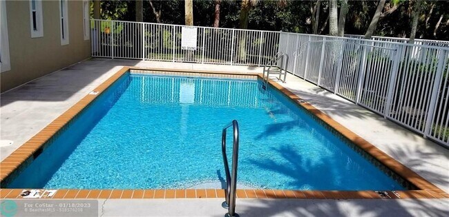 Foto del edificio - 2941 Riverside Dr