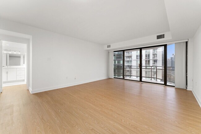 Amplia sala de estar con suelo de vinilo de lujo. - 1530 Key Blvd
