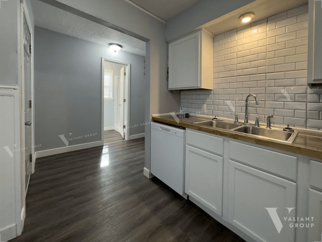 Building Photo - 3 Bed, 2 Bath Ranch Style Home