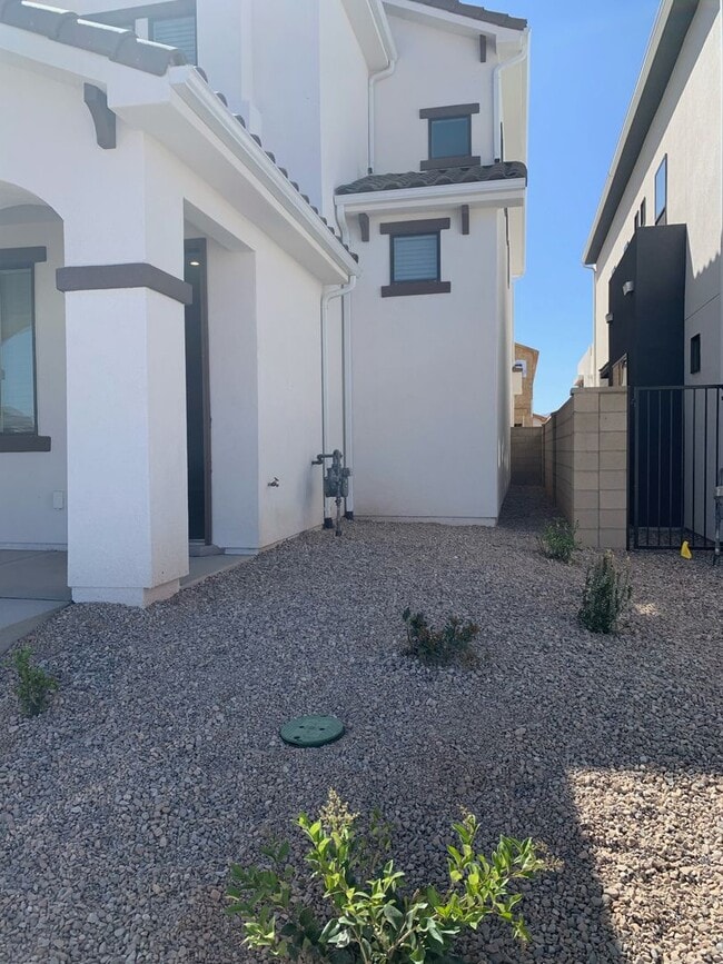 Building Photo - 5690 S Garnet Dr