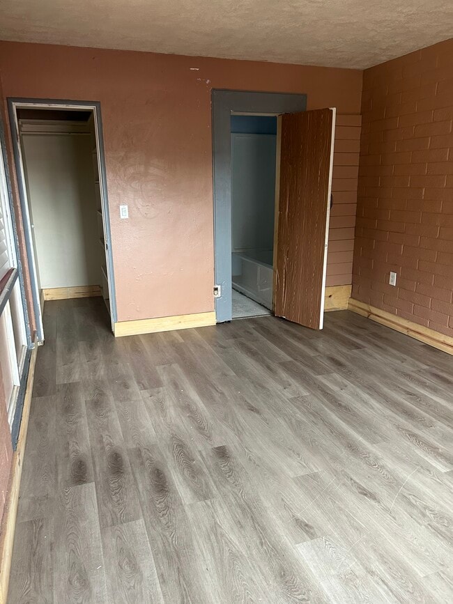 Building Photo - 155 E 15th Ave