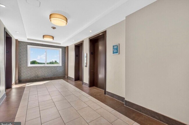 Building Photo - 1121 University Blvd W