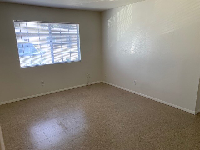 living room - 1803 S Bridge St