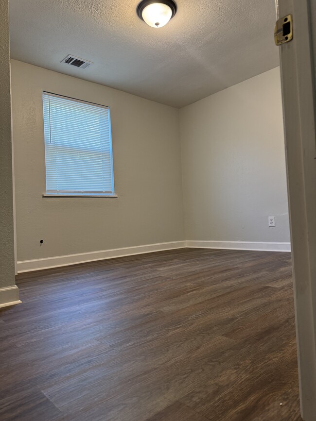 1st Bedroom - 505 Davis Ave