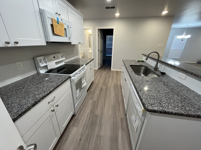 Building Photo - Cute Duplex in North Lubbock - Move In Spe...