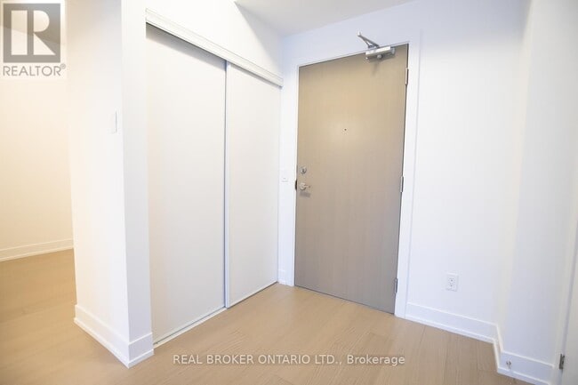 Building Photo - 7-127 Kenaston Gardens