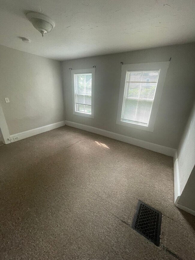 Building Photo - Large 2 bed unit right next to the Commute...