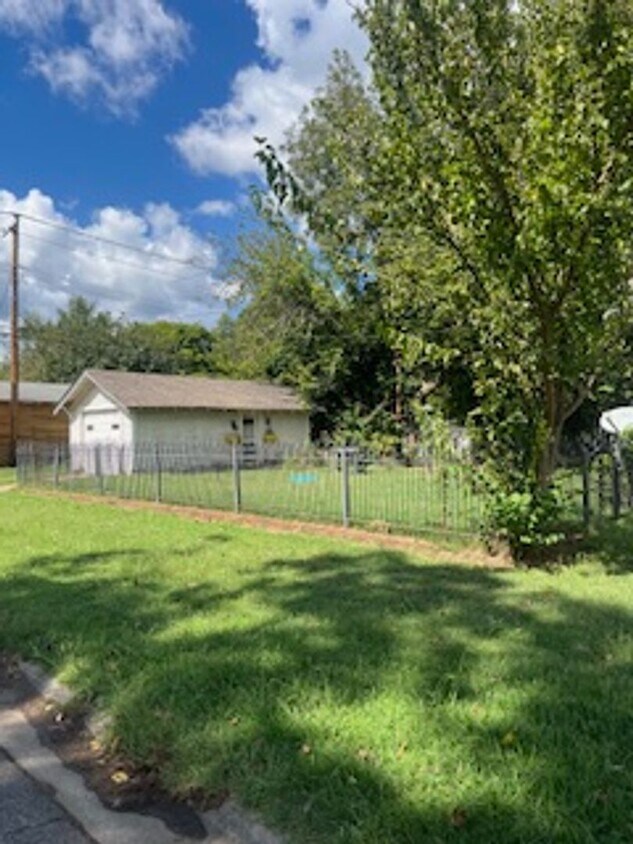 Foto del edificio - Nice Large Two Bed/One Bath Home/Detached ...
