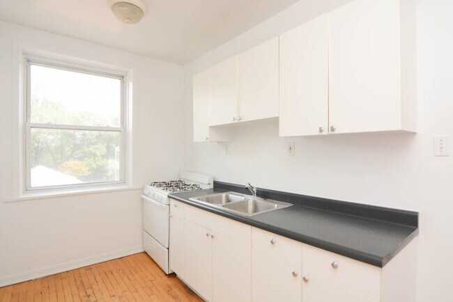 Foto del edificio - 3042 W Wellington Ave
