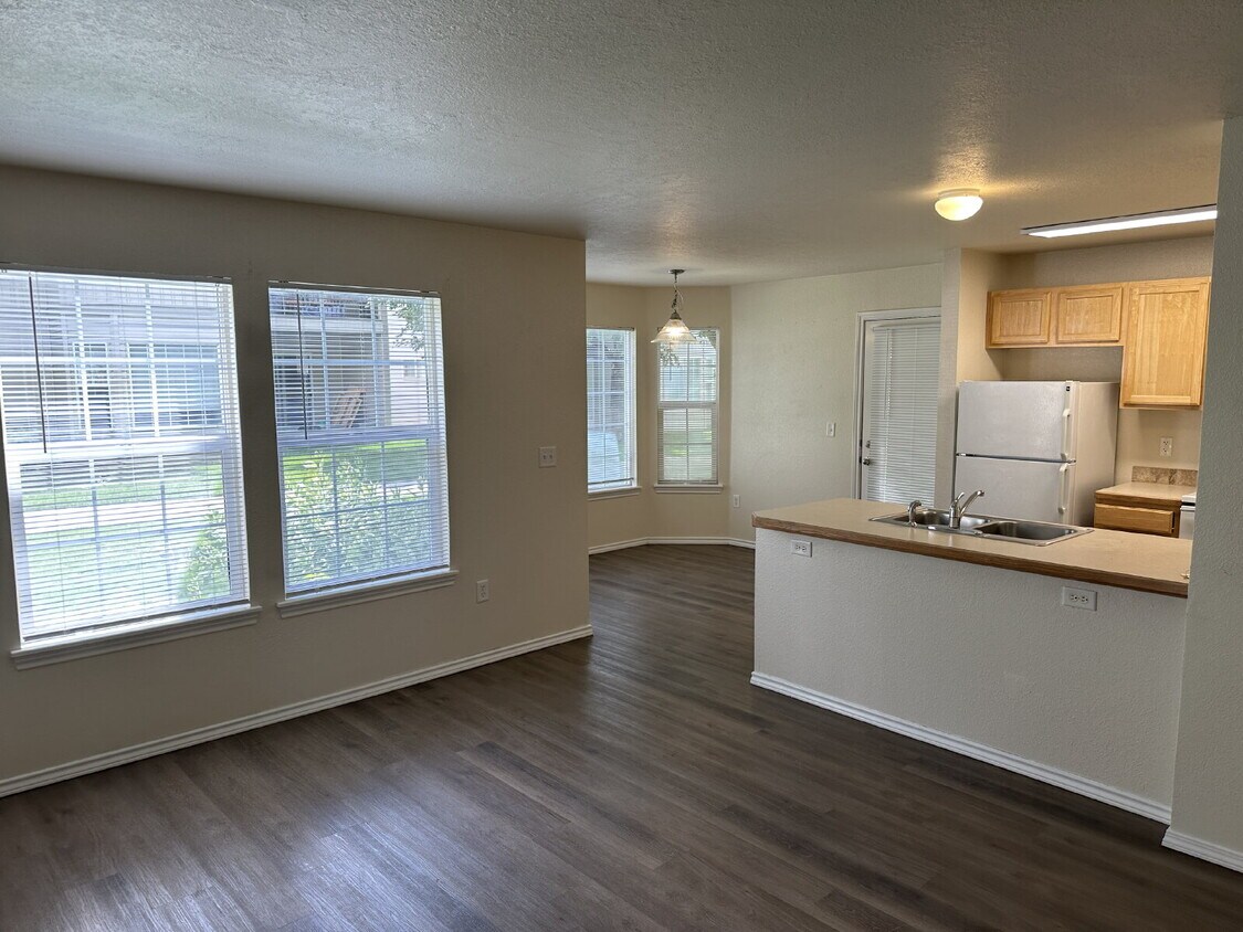 Foto principal - "Modern 2-Bed, 2-Bath Retreat in Boise's H...